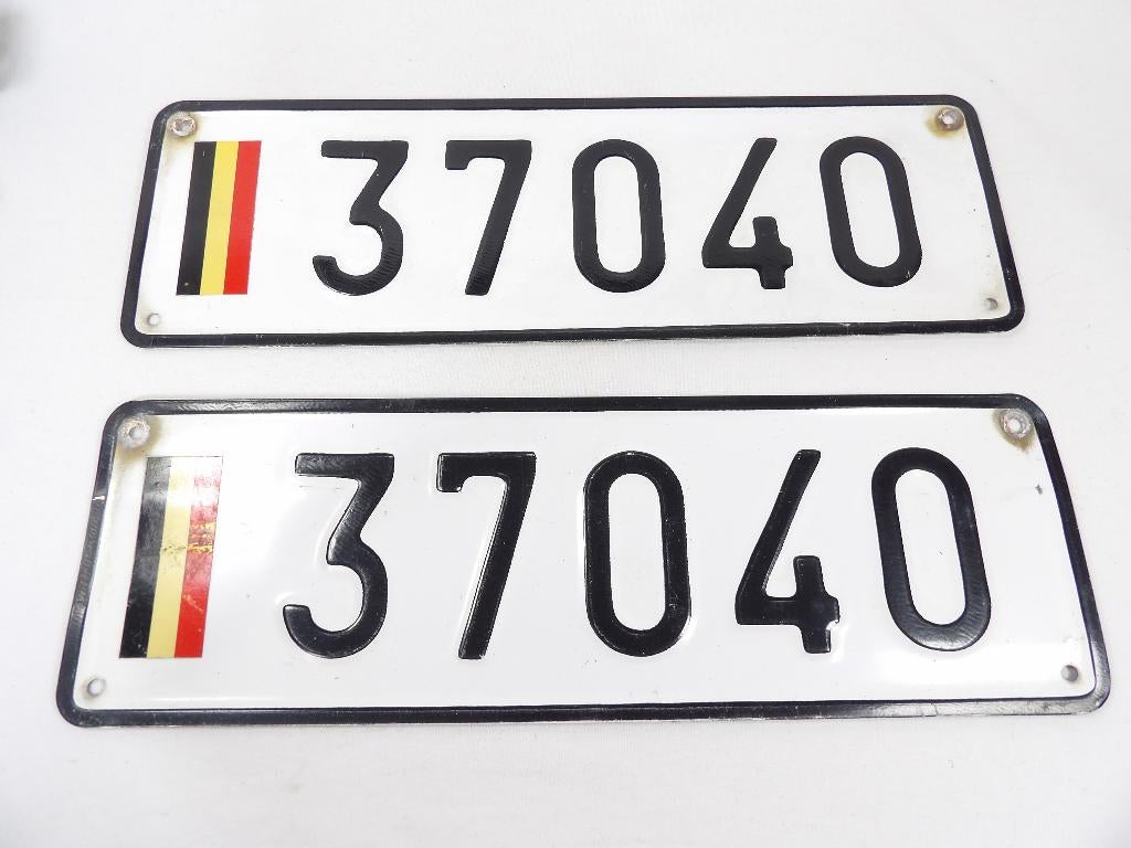 2 gelijke militaire nummerplaten, Ophalen