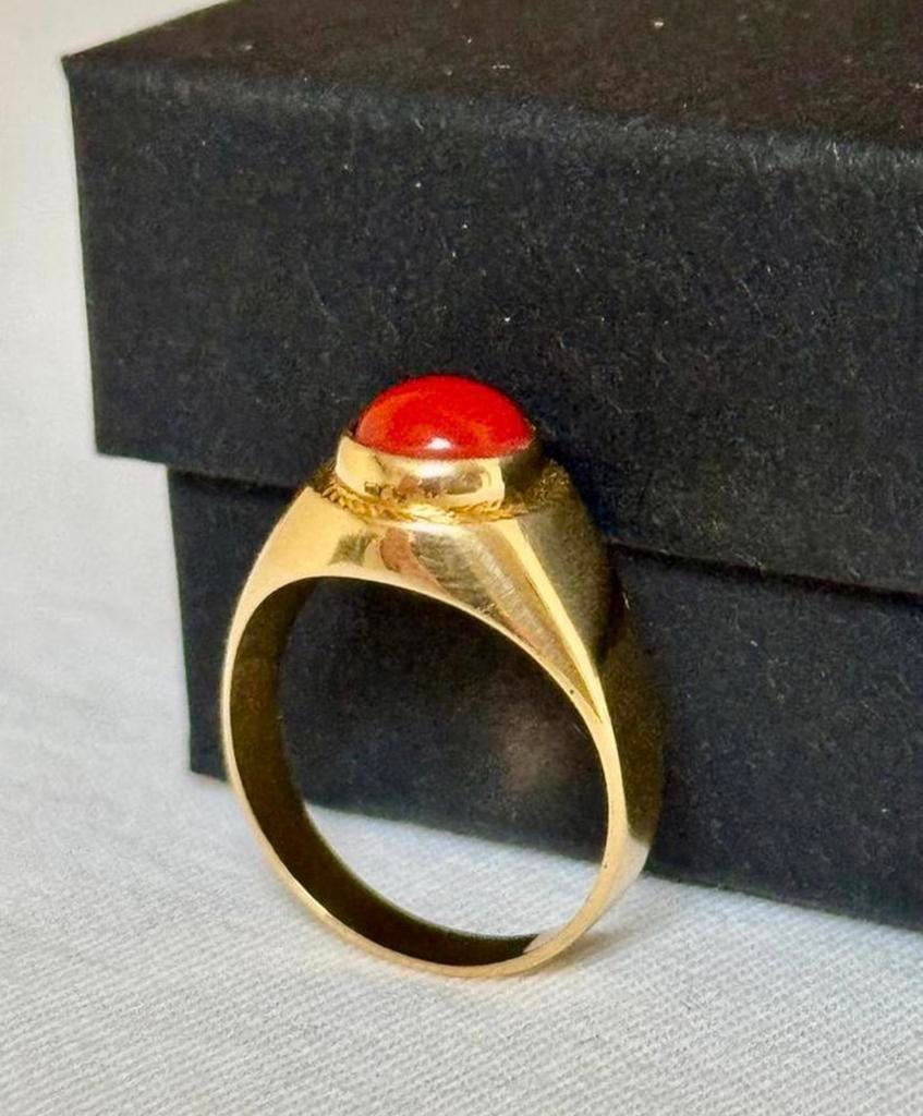 18 karaat gouden vintage ring met bloedkoraal van 0.95ct!, Handtassen en Accessoires, Ringen, Dame, 17 tot 18, Geel, Goud, Ophalen of Verzenden