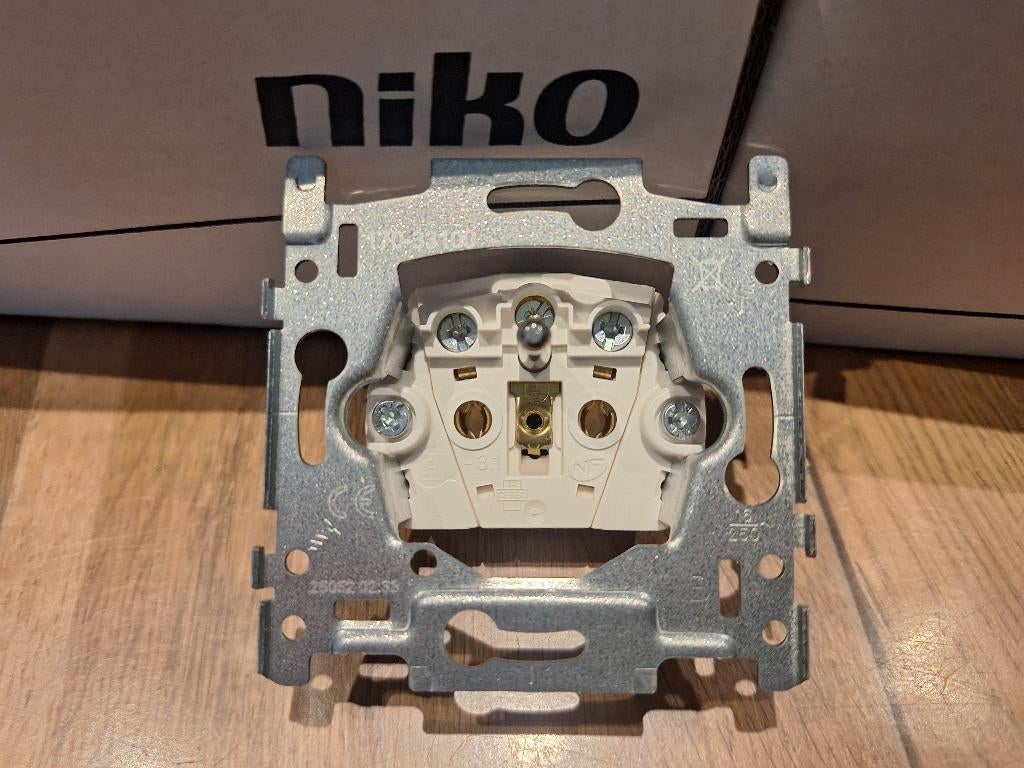 Prise Niko avec broche, Bricolage & Construction, Enlèvement ou Envoi, Neuf, Interrupteur