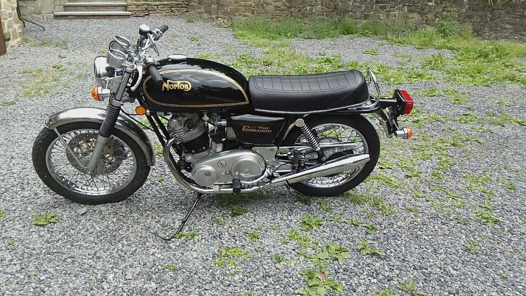 Norton commando, Motos