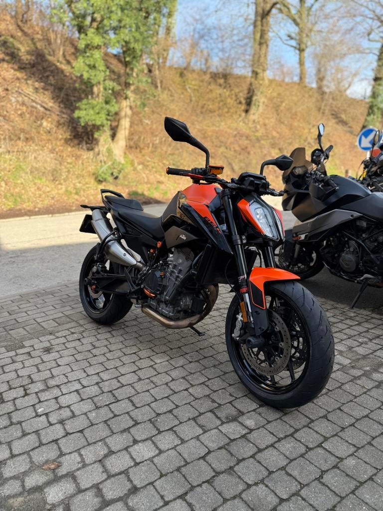 890 Duke, Entreprise, Poignées chauffantes