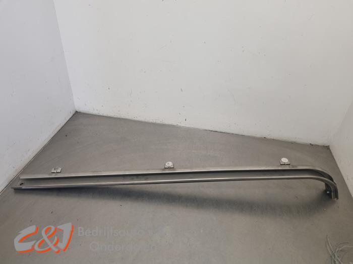 Rail porte coulissante droite d'un Mercedes Vito, 3 mois de garantie, Utilisé, -, -