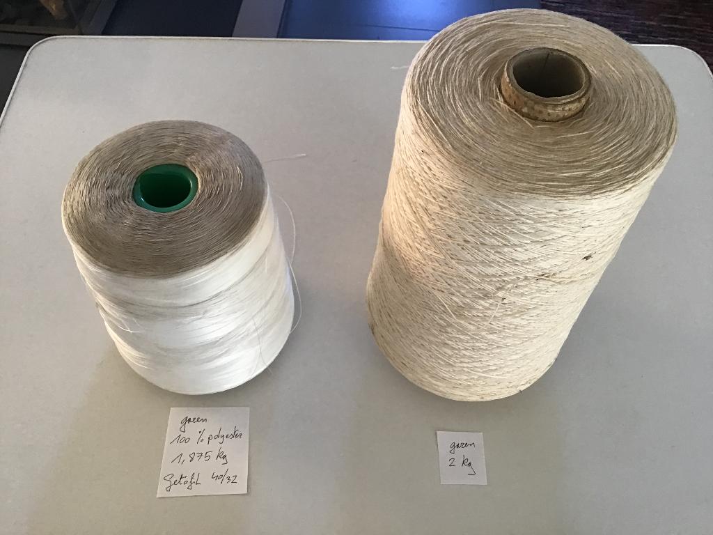 2 grosses pelotes de laine à 25 euros par pelote, Enlèvement ou Envoi, Comme neuf