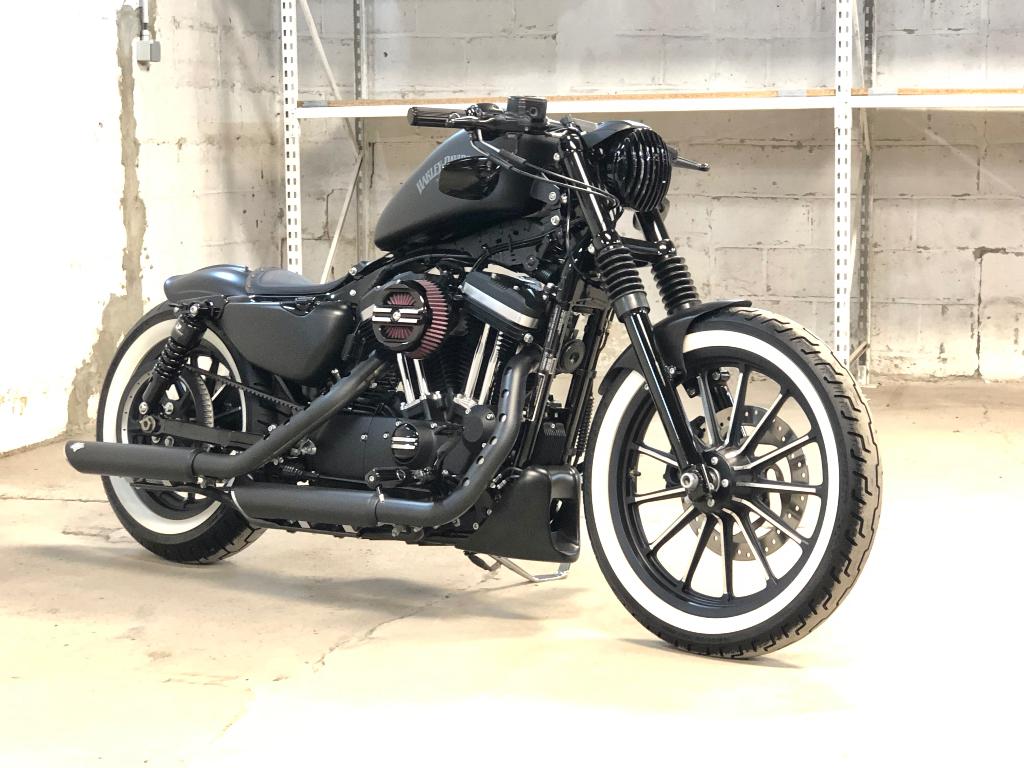 Harley Iron 883 Bobber Custom full zwart 1500 km, Motoren, Motoren | Harley-Davidson, Sportuitlaat, 883 cc, Particulier