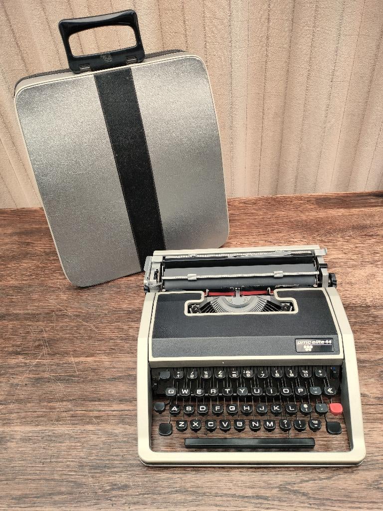 Typemachine Olivetti Underwood Lettera 33. QWERTY, Italy., Diversen, Bureau-accessoires, Gebruikt, Ophalen of Verzenden