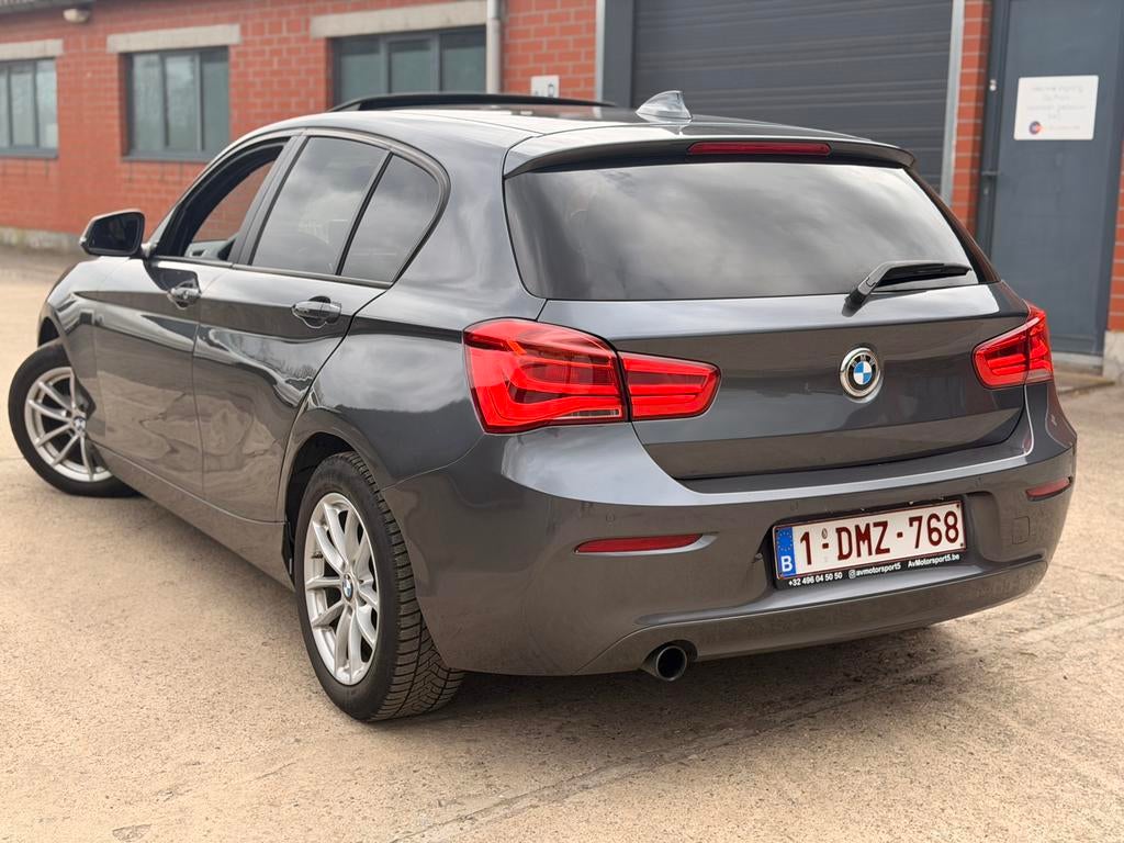 BMW 1 SERIE ✅ 118iA AUTOMAAT BENZINE CARPLAY  H/K audio PANO, Auto's, 1498 cc, Bedrijf, 5 deurs, 3 cilinders