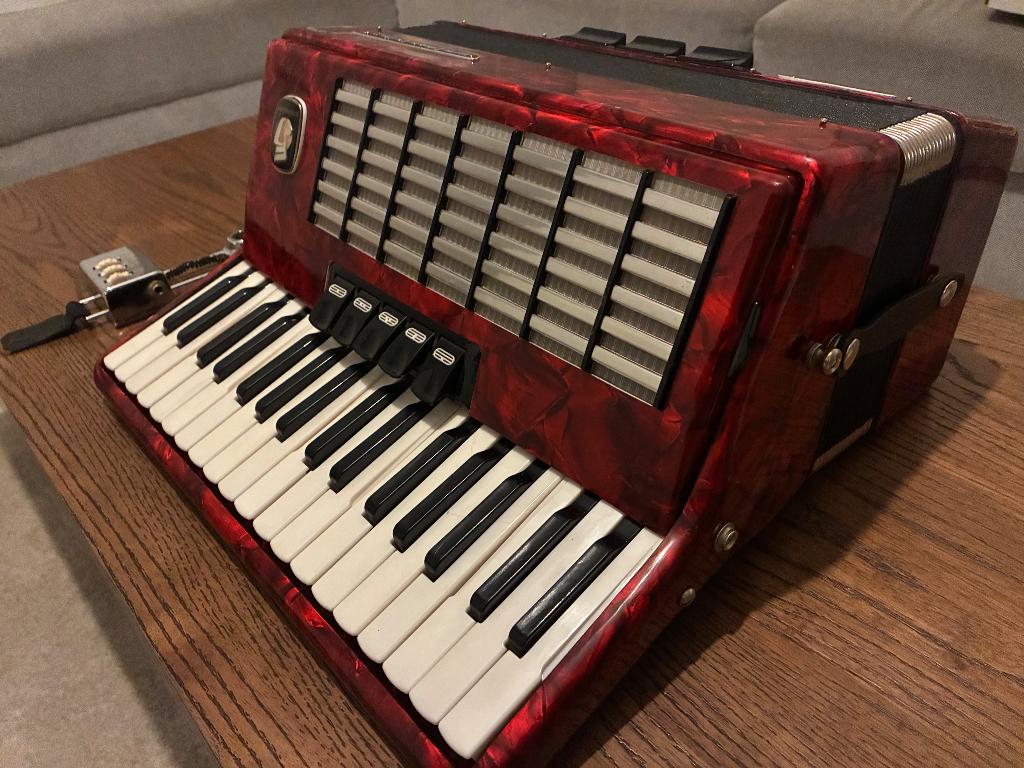 Accordeon Weltmeister, 80 basses, Utilisé, Enlèvement, Avec valise
