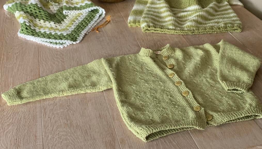 3 stuks handgebreide trui, vestje, cape PELUCHE, mt 116, Ophalen of Verzenden, Zo goed als nieuw