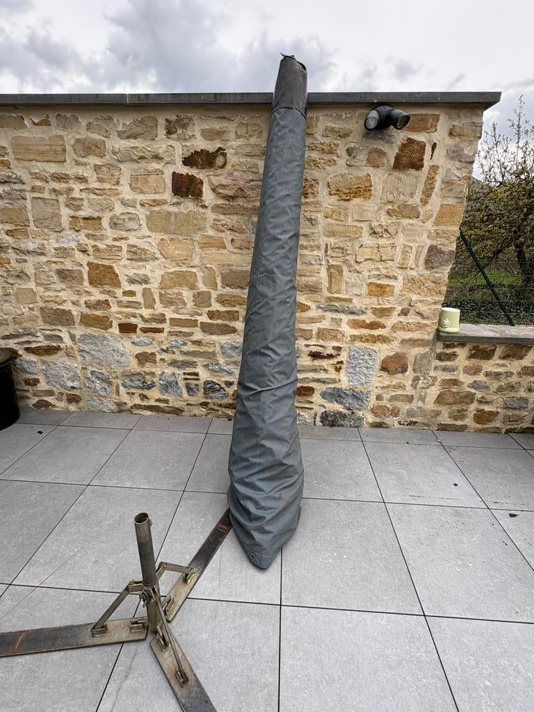 Parasol + pied + 4 poids + 4 chandelles, 3 à 4 mètres, Étanche, Enlèvement, Utilisé