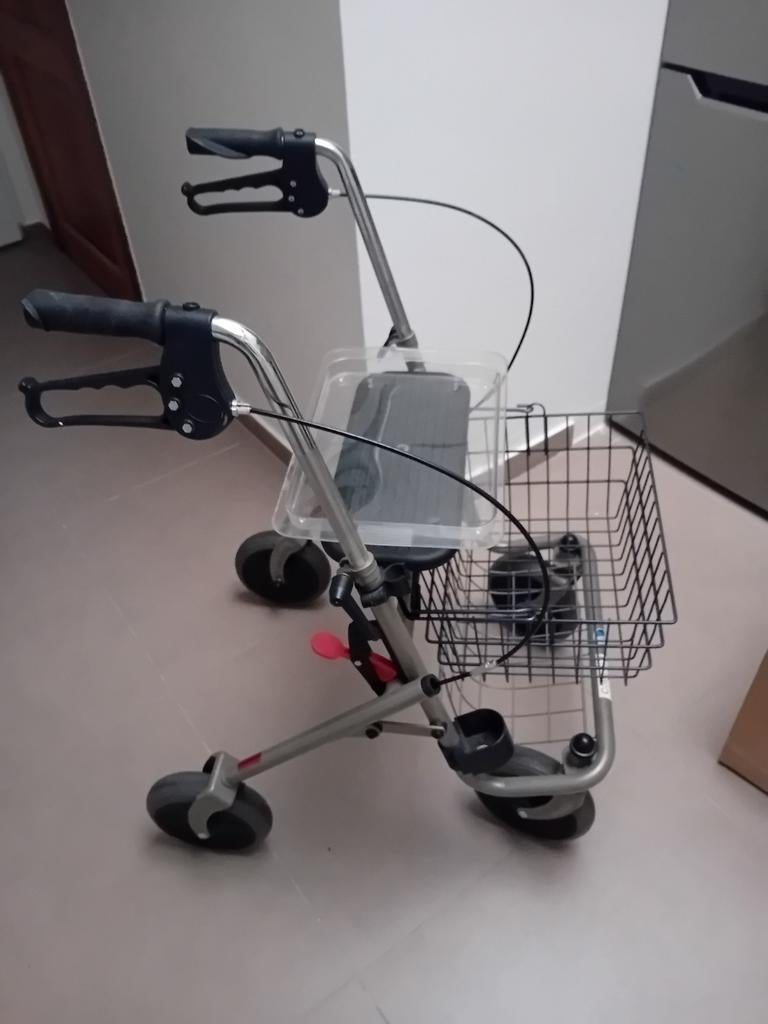 Opvouwbare rollator met 4 wielen. Voorzien van een uitneemba, Diversen, Rollators, Ophalen