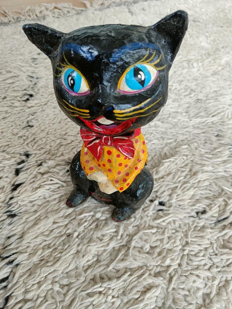 Papier-maché poes spaarpot, Ophalen