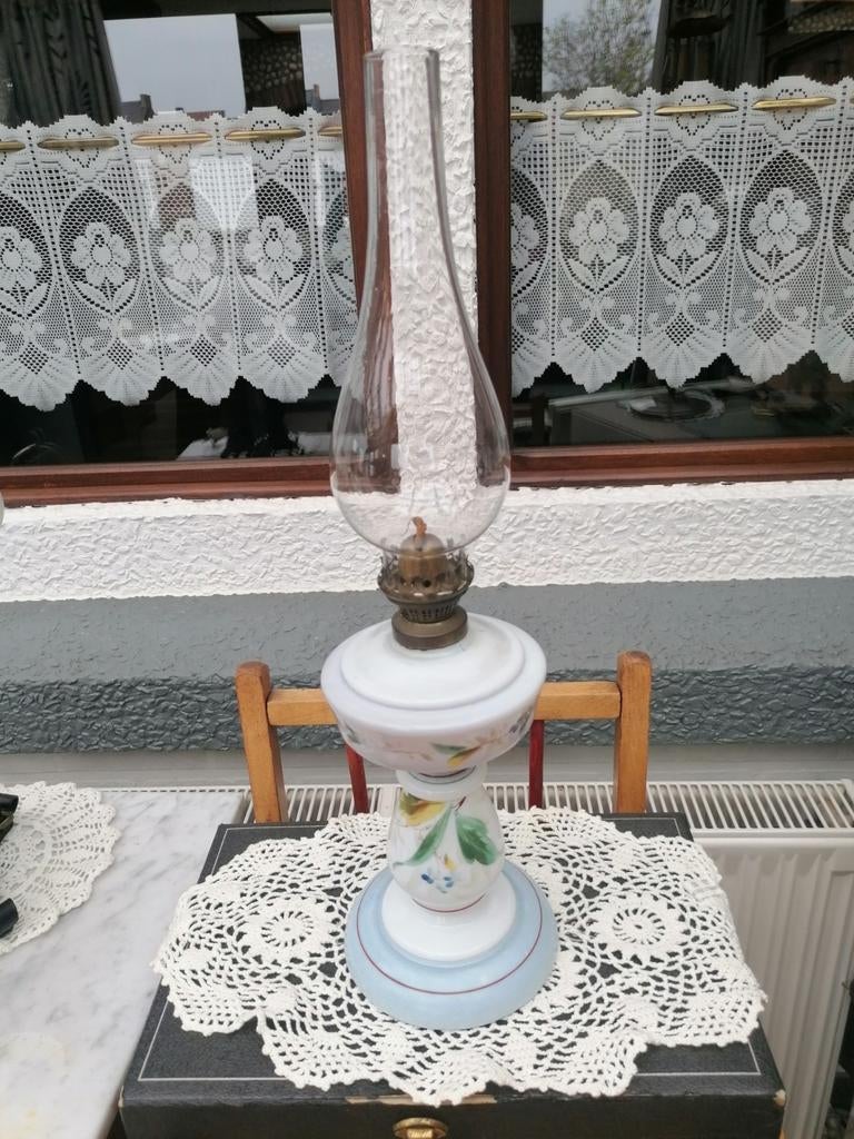 Ancienne lampe à pétrole en opaline fleurie, Enlèvement ou Envoi