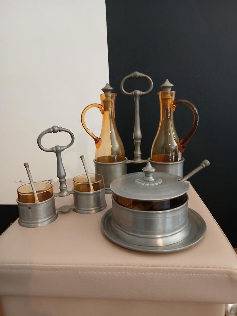 Service de condiments en étain et verre