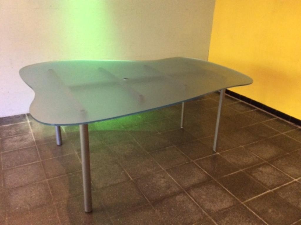 Tafel met plexiglas golvende contouren, Ophalen