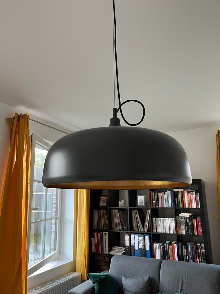 Zwarte lamp met goude binnenkant may made, Huis en Inrichting, Lampen | Hanglampen, Ophalen, Zo goed als nieuw