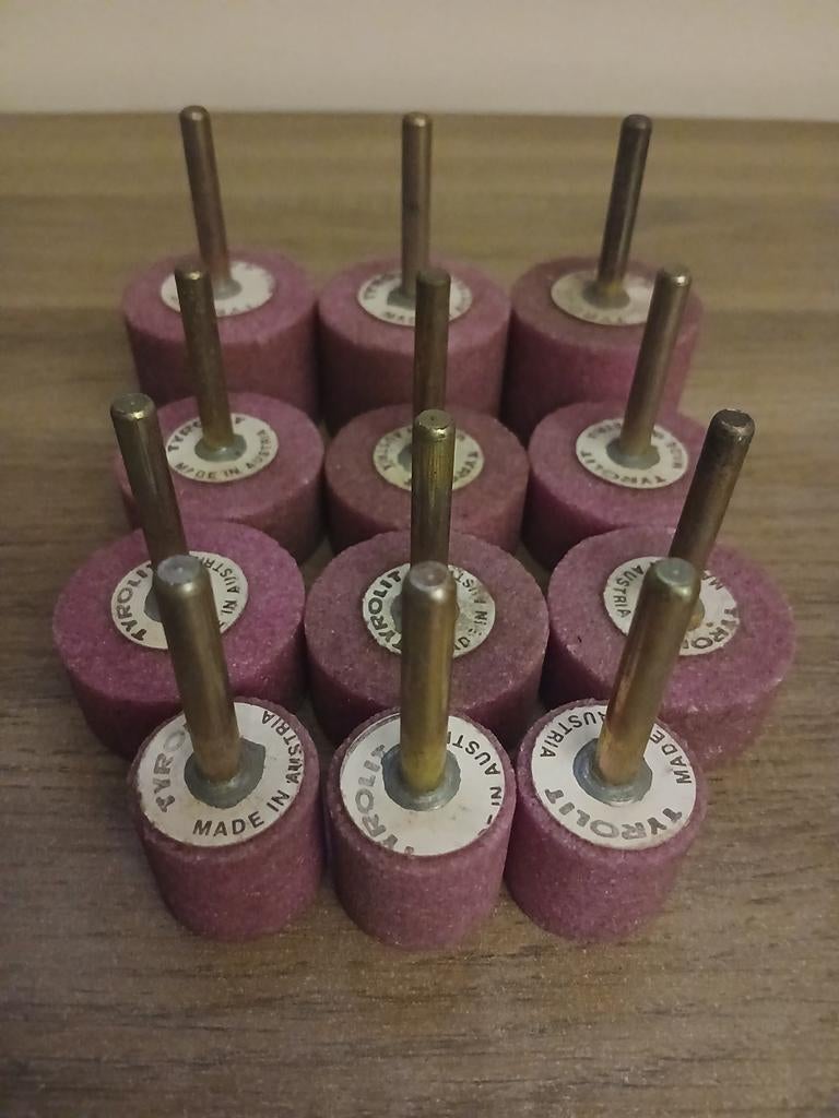 12 meules sur tiges Tyrolit (pierres a meuler), Bricolage & Construction, Enlèvement ou Envoi, Comme neuf