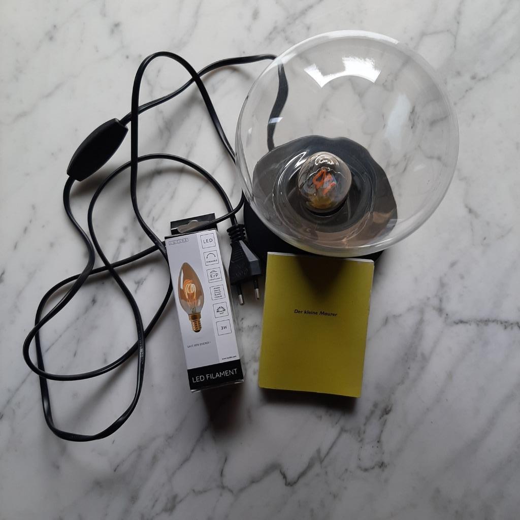 Lampe de table + livret Ingo Maurer - « Der kleine Maurer », Maison & Meubles, Moins de 50 cm, Enlèvement ou Envoi, Verre, Comme neuf