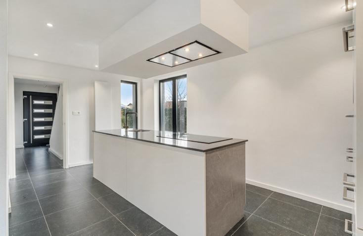 Latex spuiten van binnenmuren & plafonds em buitengevels!, Diensten en Vakmensen, Schilders en Behangers, Garantie, Binnenschilderwerk