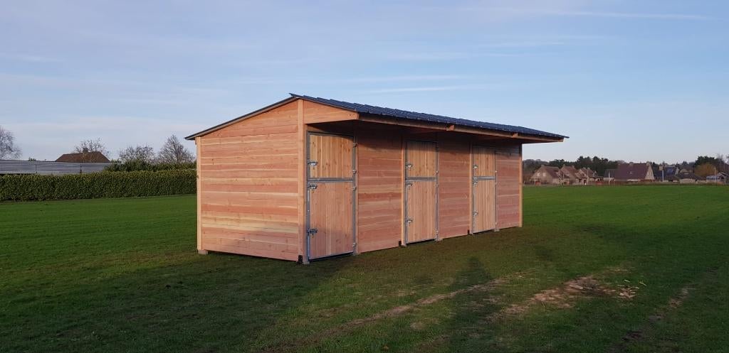 3 Stallen in massief Douglashout met Gegalvaniseerde deur, Stalling, 2 of 3 paarden of pony's