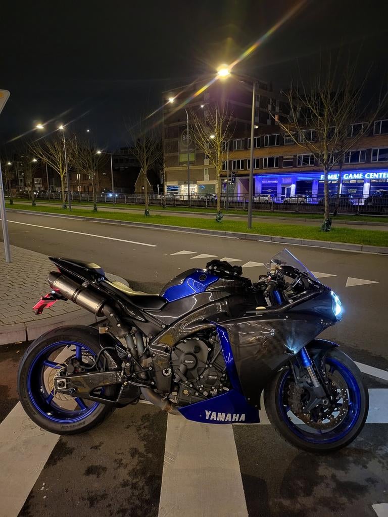YAMAHA R1