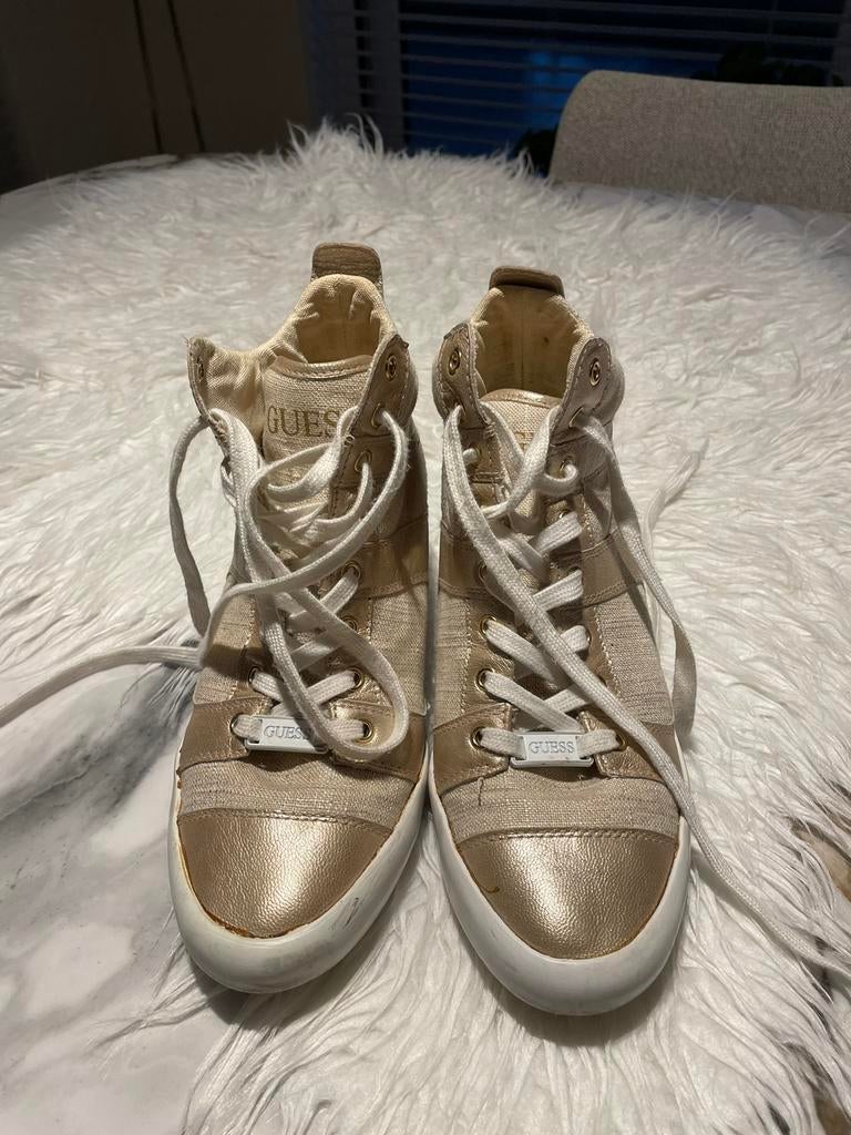 Schoenen guess, Ophalen