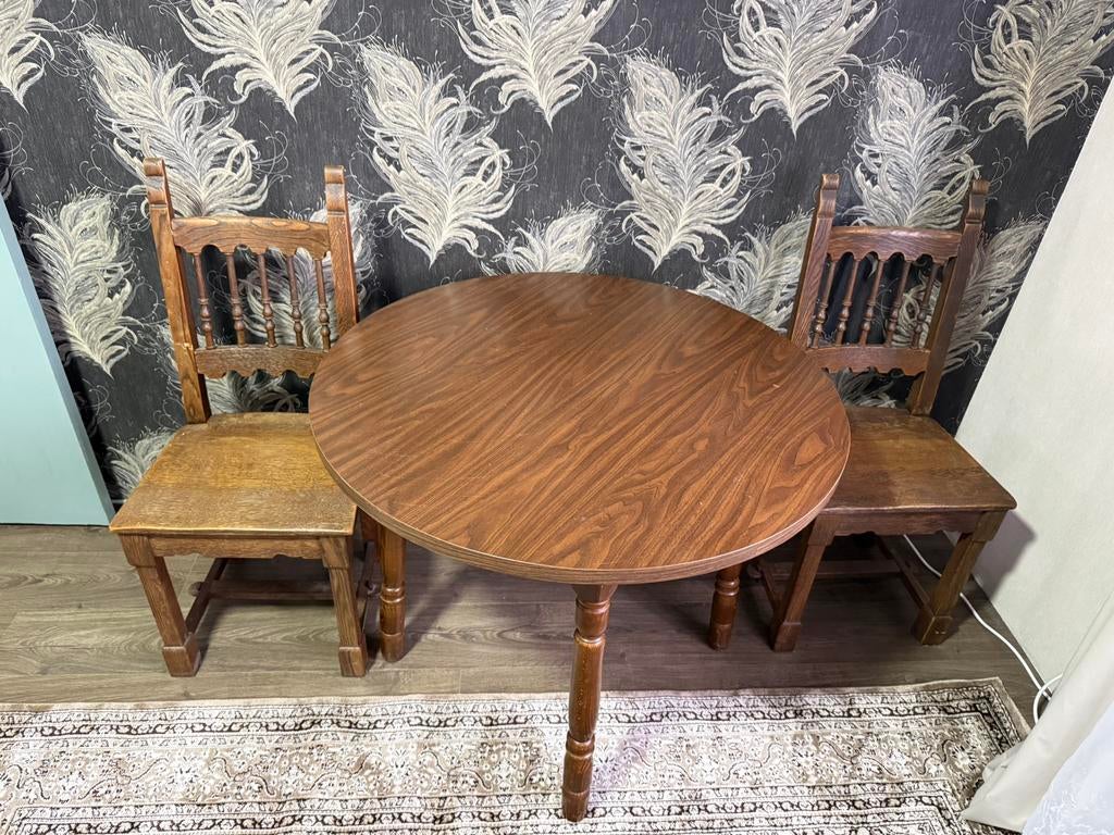 Massief houten ronde tafel in antieke stijl + 2 stoelen!, Ophalen