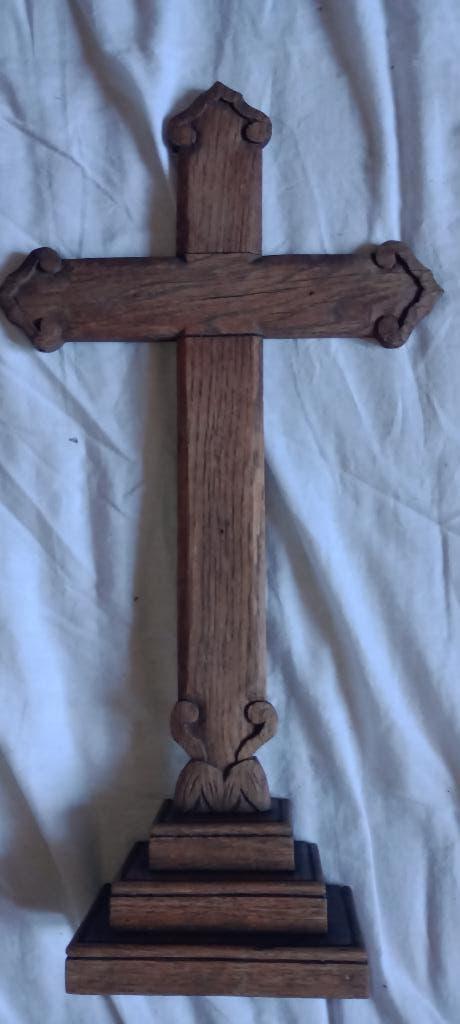 Kruis op sokkel, hout, in goede staat. 25x47x8,5, Ophalen of Verzenden