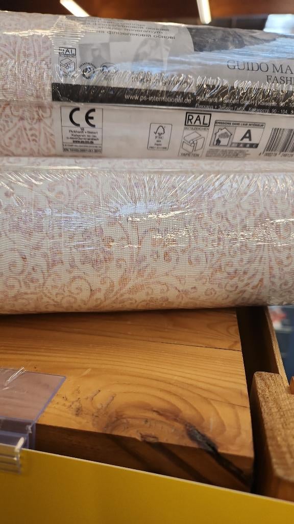 4 rollen behangpapier vliesbehang samen 8 euro, Huis en Inrichting, Stoffering | Behang, Ophalen of Verzenden, Roze