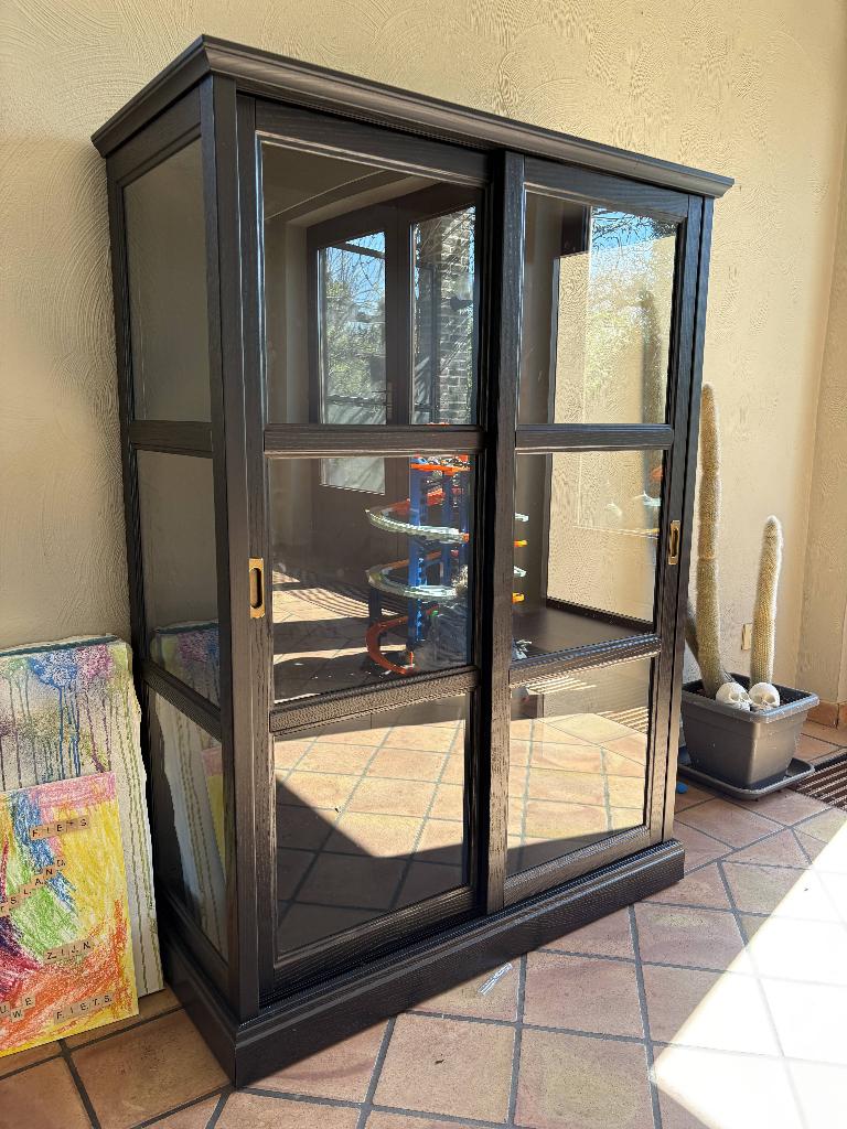 Zwarte vitrinekast, Huis en Inrichting, Kasten | Vitrinekasten, Ophalen, 100 tot 150 cm, 50 tot 100 cm, 25 tot 50 cm