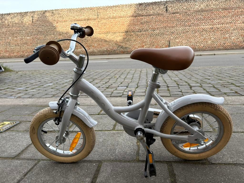 Stoy kindefiets 12 inch, Fietsen en Brommers, Fietsen | Kinderfietsjes, Ophalen, Zo goed als nieuw, Zijwieltjes