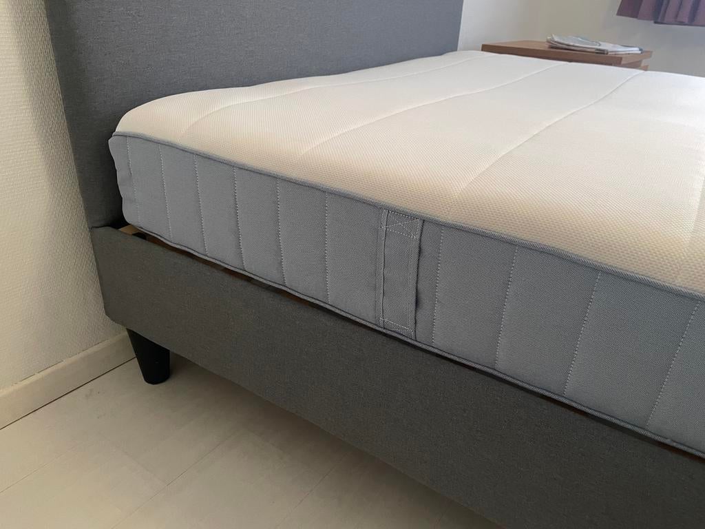 Ikea boxspringbed Säbövik + matras Vesteröy + beddengoed, Ophalen, Zo goed als nieuw