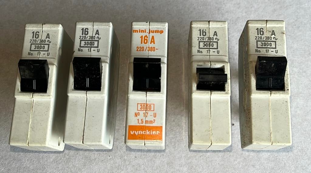 Automatische zekeringen - 16A - gebruikt/werkend, Doe-het-zelf en Bouw, Elektriciteit en Kabels, Ophalen of Verzenden, Gebruikt