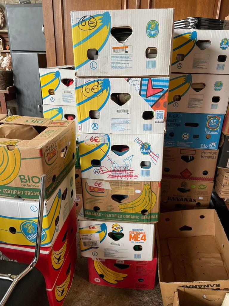 Matériel de brocante. Caisses à bananes pleines, Enlèvement, Utilisé