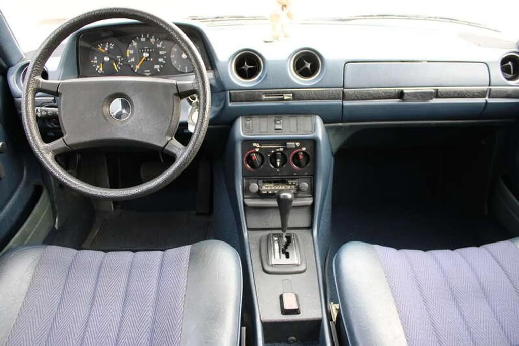 Mercedes-Benz 200-serie 200 NIEUWSTAAT BOVEN EN ONDER!, Auto's, Oldtimers, Automaat, Zwart, Blauw, Mercedes-Benz