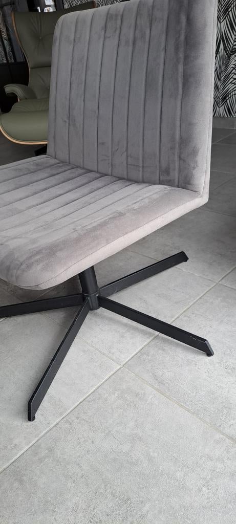 Grijze fauteuil. Kan draaien, Ophalen, Stof