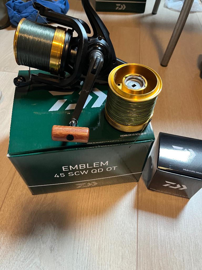 Moulinet de pêche a la carpe Daiwa 21 Emblem 45 SCW QD OT, Enlèvement, Neuf, Moulinet