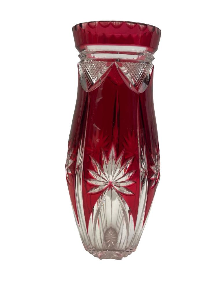 Vase Val Saint Lambert rouge overlay taillé 20,5 cm, Antiquités & Art, Enlèvement ou Envoi