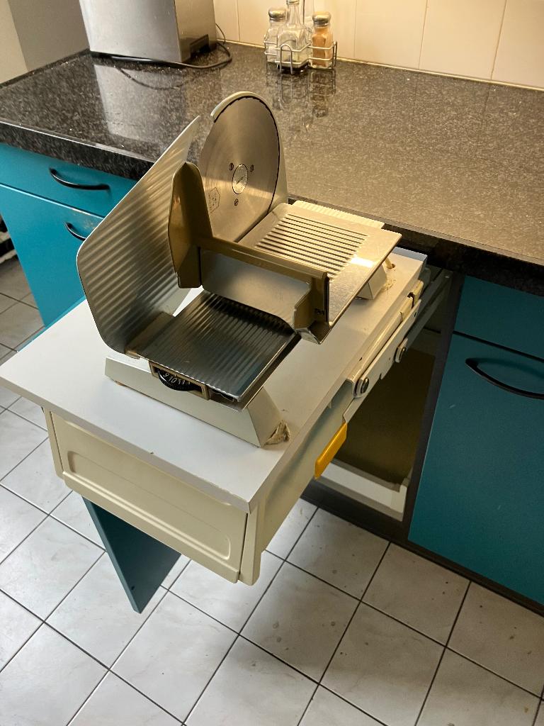 Keuken snijmachine op inklaptafel, Huis en Inrichting, Keuken | Keukenbenodigdheden, Gebruikt, Ophalen