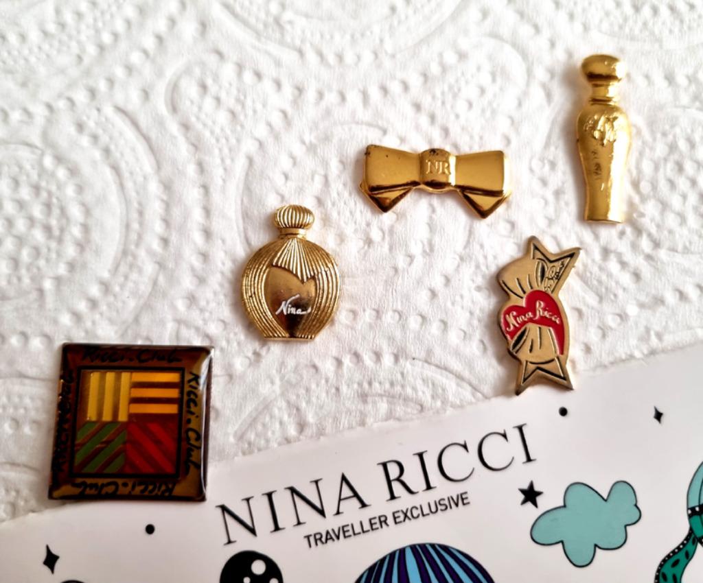 Set van 5 NINA RICCI parfumspelden/broches, Verzenden, Zo goed als nieuw, Speldje of Pin
