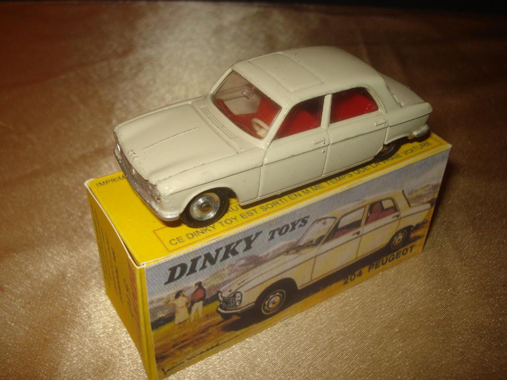 DINKY TOYS Ancienne Peugeot 204 + Boîte, Enlèvement ou Envoi, Comme neuf, Voiture, Dinky Toys