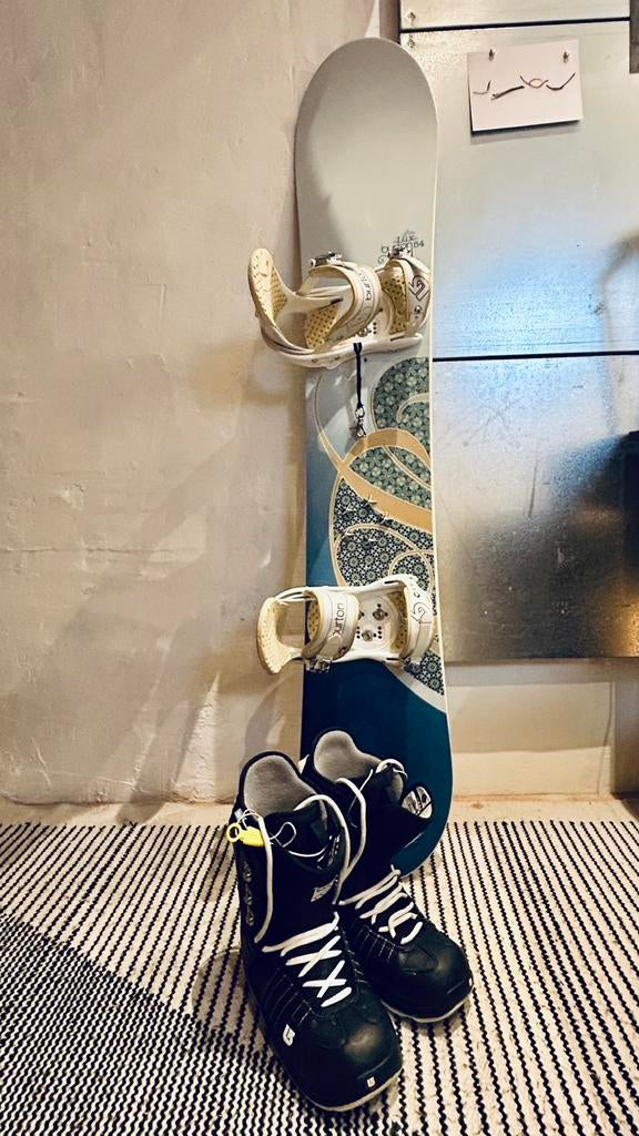 Snowboard - Burton Lux 54 + fixations + Boots femme 41, Sport en Fitness, Snowboarden, Zo goed als nieuw, Board, Ophalen