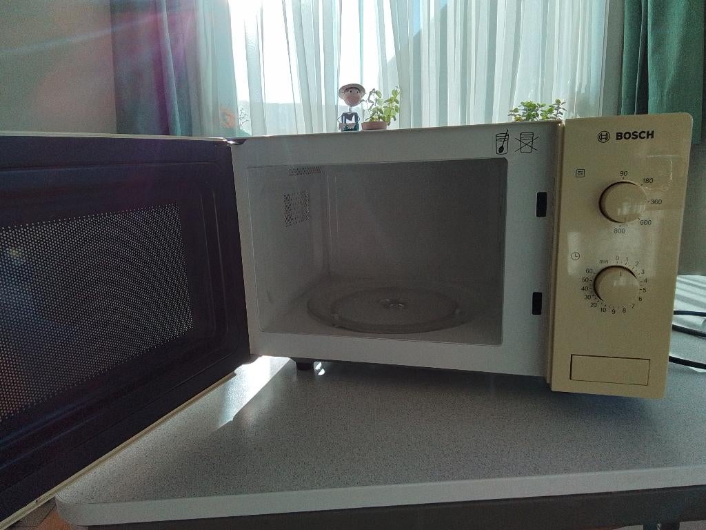 Microgolf bosh, Elektronische apparatuur, Microgolfovens, Ophalen, Gebruikt, Draaiplateau, 45 tot 60 cm