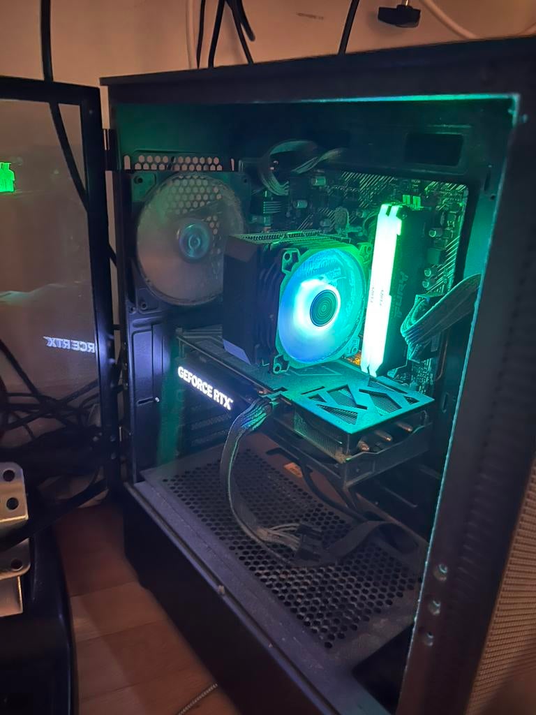 Gaming PC - RTX 4070, 32 GB, Custom Build, AMD Ryzen 5, Utilisé