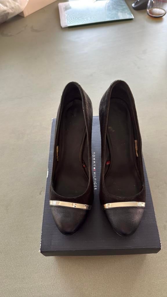 Tommy Hilfiger zwarte pumps 36, Pumps, Zwart, Ophalen of Verzenden, Zo goed als nieuw