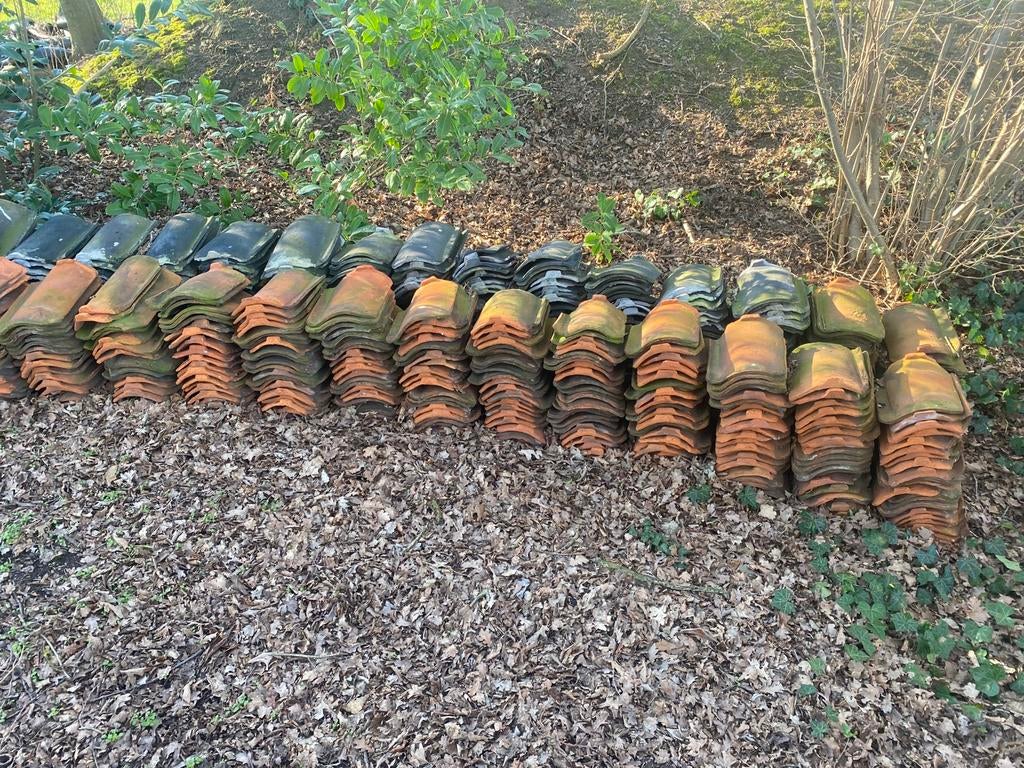 Vieilles tuiles, environ 335  rouges et 295 pièces bleu/noir, Pierre ou Argile, Enlèvement, Utilisé, Rouge