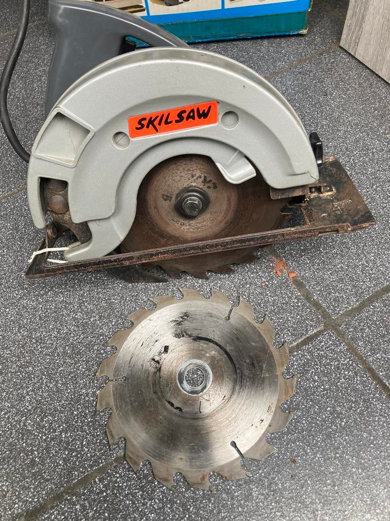 Scie circulaire, Skil, Bricolage & Construction, 600 à 1200 watts, 30 à 70 mm, Comme neuf, Enlèvement