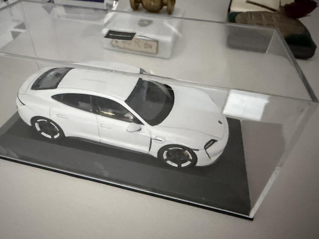 Porsche Taycan turbo S miniatuur, Hobby en Vrije tijd, Modelauto's | Overige schalen, Ophalen of Verzenden, Nieuw, Auto