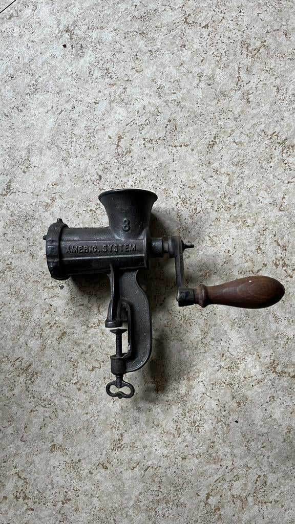 Ancien hachoir à viande manuel, Ophalen