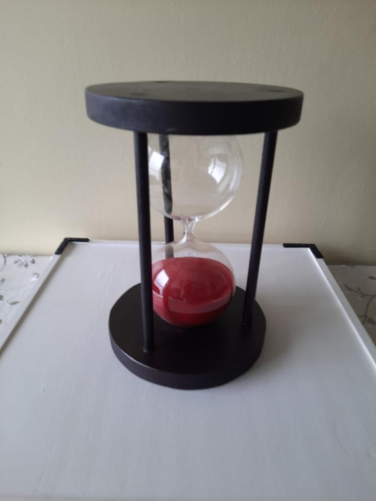 Zandloper met rood zand, Ophalen