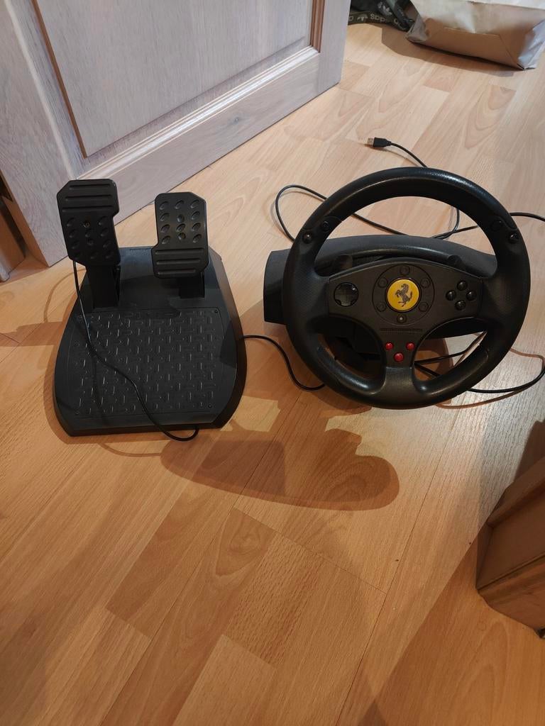 Thrustmaster Ferrari GT racing wheel, Ophalen of Verzenden, Zo goed als nieuw, Controller